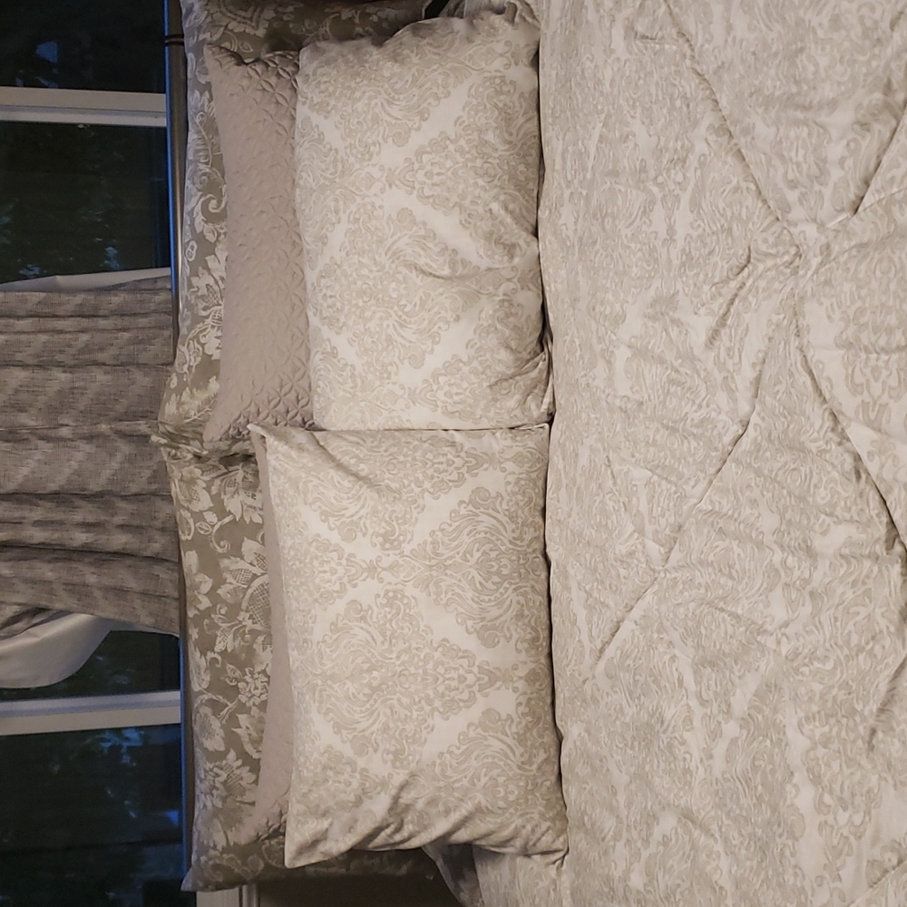 Comforter with two shams